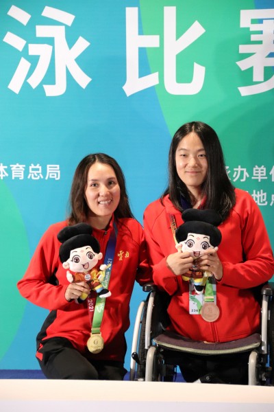 1635468866146308.jpg 黄敏与获铜牌的曲靖籍队友钱红艳.jpg