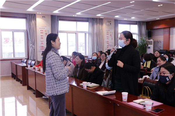 1635732556373741.jpg 李海燕老师开展《以礼修身,以心沟通》职场女性专题培训.JPG