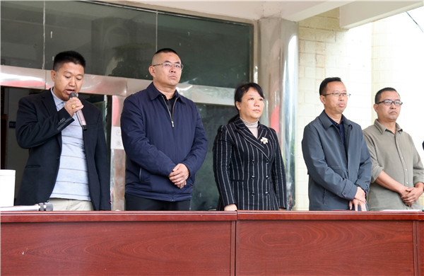 1638756207782568.jpg 吴学平(左一)在慰问现场讲话.jpg