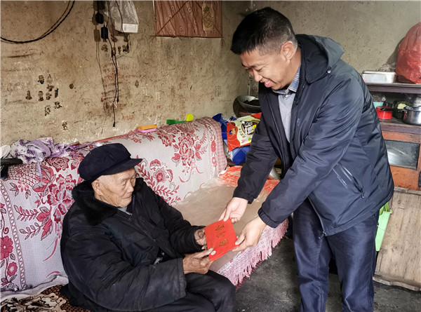 1638756227305215.jpg 吴学平为不能前来的老人入户送去爱心.jpg