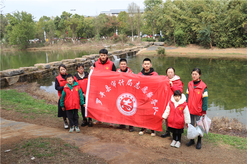 2023年3月5日，罗平县审计局志愿服务队到县九龙文化公园开展“学习雷锋 美化环境”志愿服务活动。（1）.JPG