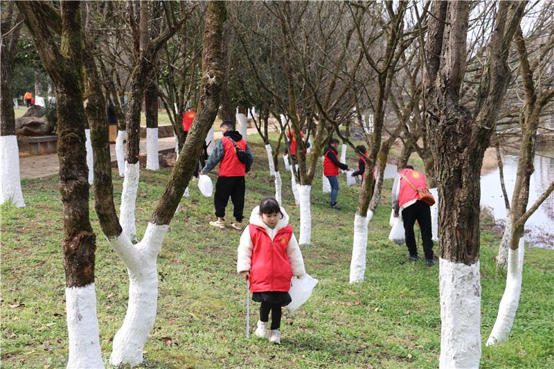 1678237400212552.jpg 2023年3月5日,罗平县审计局志愿服务队到县九龙文化公园开展“学习雷锋 美化环境”志愿服务活动。(2).JPG