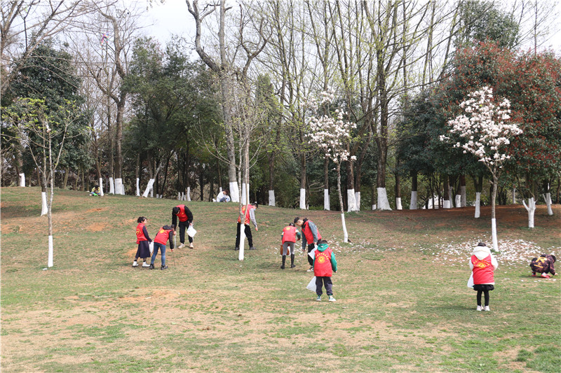 1678237408382184.jpg 2023年3月5日,罗平县审计局志愿服务队到县九龙文化公园开展“学习雷锋 美化环境”志愿服务活动。(3).JPG