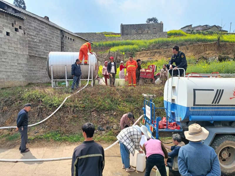 1715410908917133.jpg 2.党员干部拉水送水.jpg